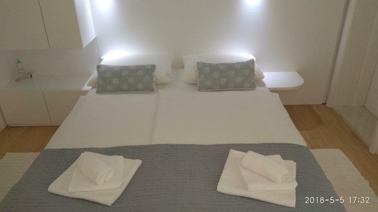 Apartments Niana With Heated Seawater Swimingpool Donji Okrug  Esterno foto