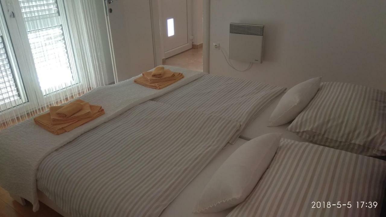 Apartments Niana With Heated Seawater Swimingpool Donji Okrug  Esterno foto