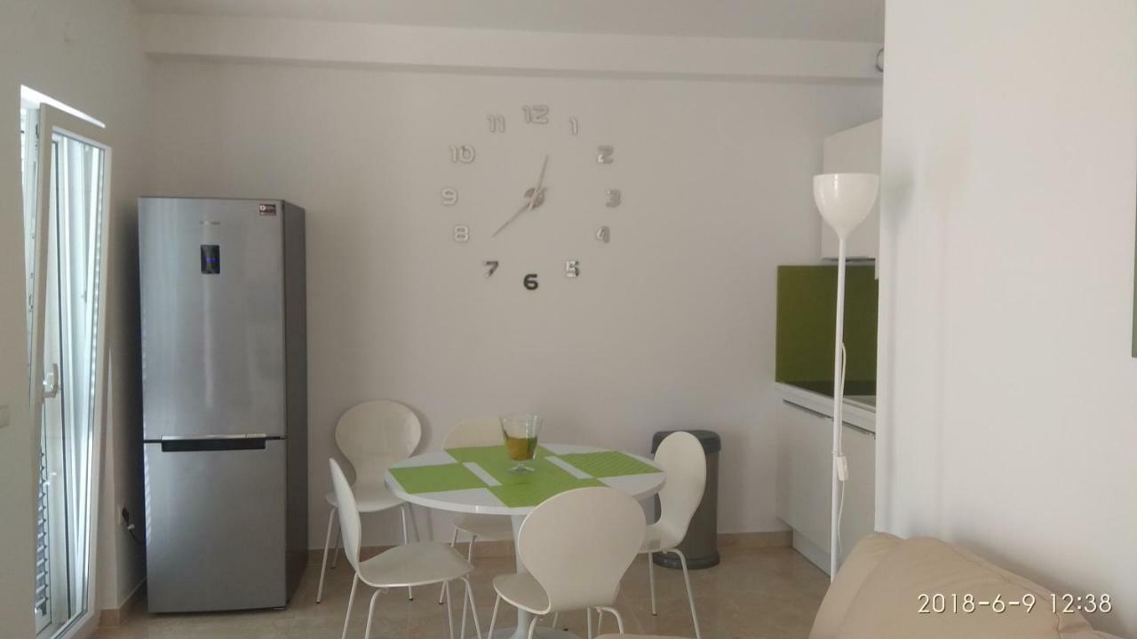 Apartments Niana With Heated Seawater Swimingpool Donji Okrug  Esterno foto