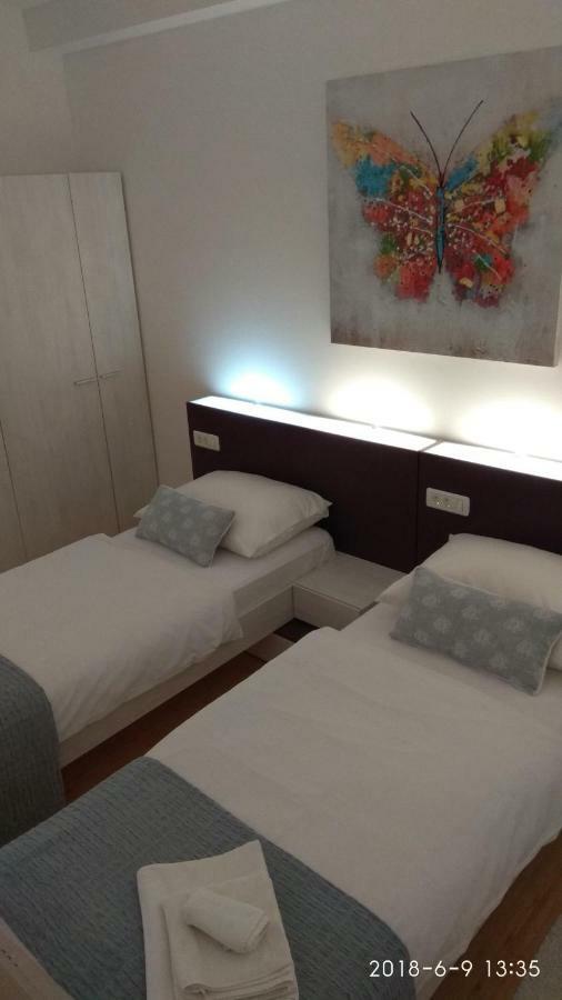 Apartments Niana With Heated Seawater Swimingpool Donji Okrug  Esterno foto