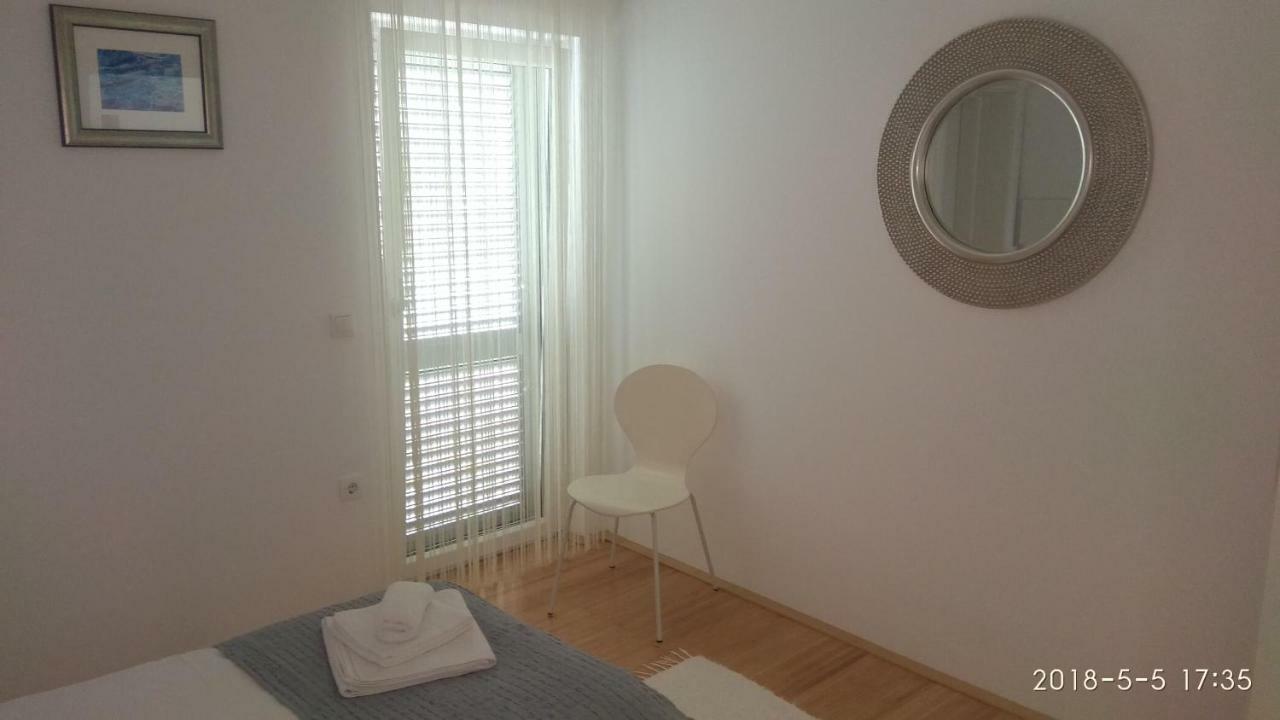 Apartments Niana With Heated Seawater Swimingpool Donji Okrug  Esterno foto