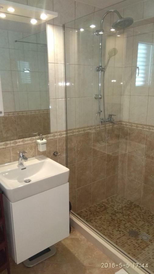 Apartments Niana With Heated Seawater Swimingpool Donji Okrug  Esterno foto