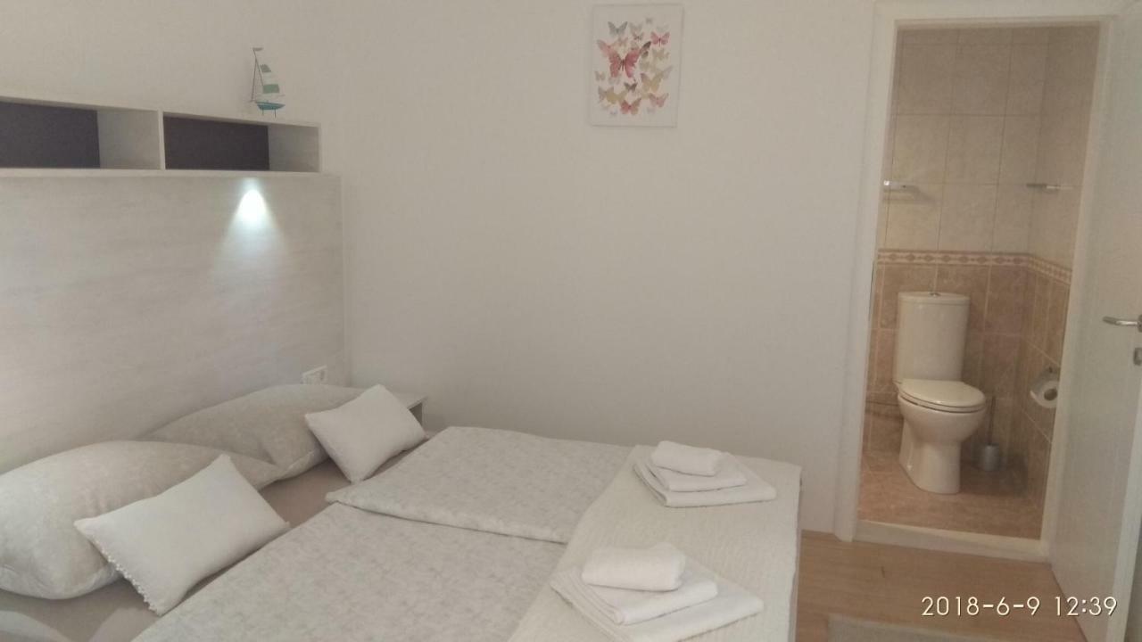 Apartments Niana With Heated Seawater Swimingpool Donji Okrug  Esterno foto