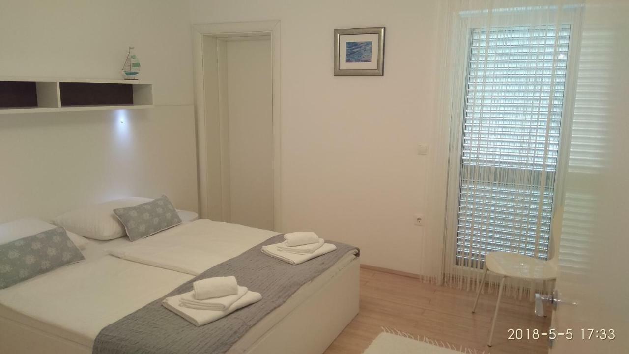 Apartments Niana With Heated Seawater Swimingpool Donji Okrug  Esterno foto