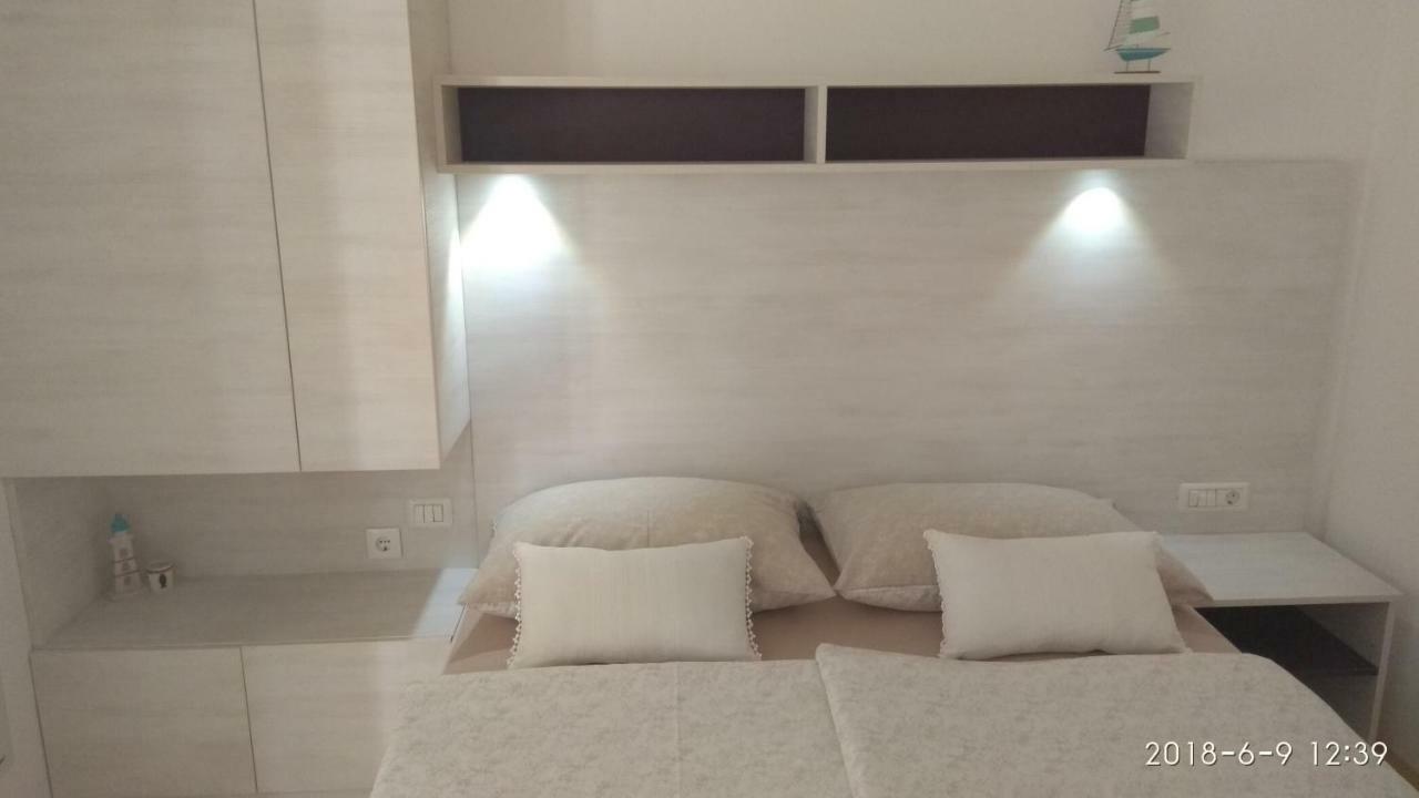 Apartments Niana With Heated Seawater Swimingpool Donji Okrug  Esterno foto