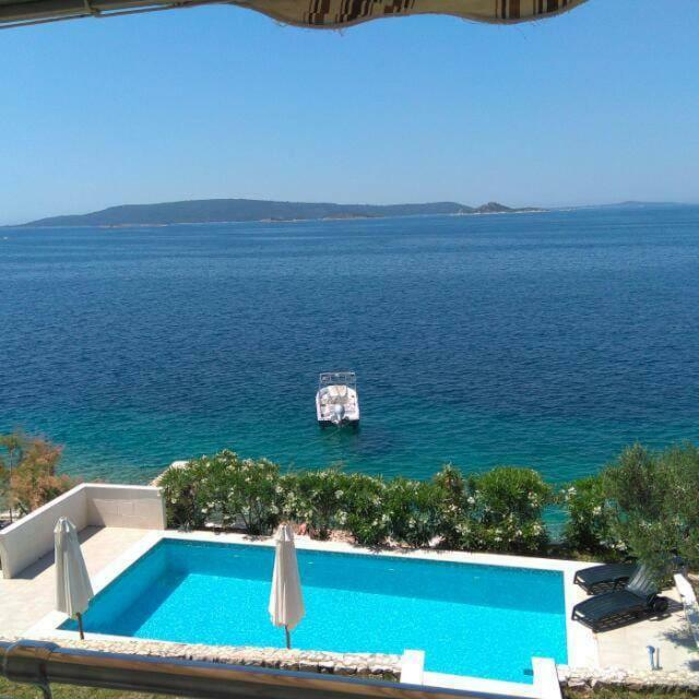 Apartments Niana With Heated Seawater Swimingpool Donji Okrug  Esterno foto