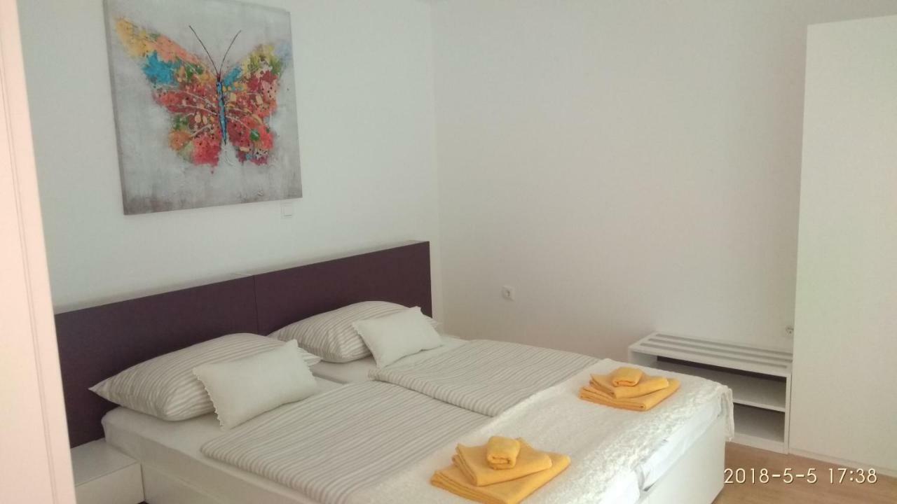 Apartments Niana With Heated Seawater Swimingpool Donji Okrug  Esterno foto