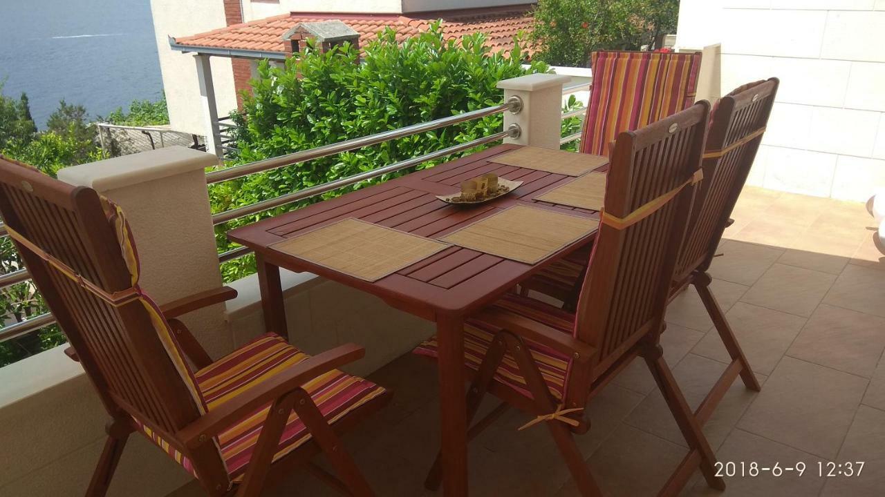 Apartments Niana With Heated Seawater Swimingpool Donji Okrug  Esterno foto