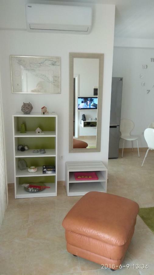 Apartments Niana With Heated Seawater Swimingpool Donji Okrug  Esterno foto