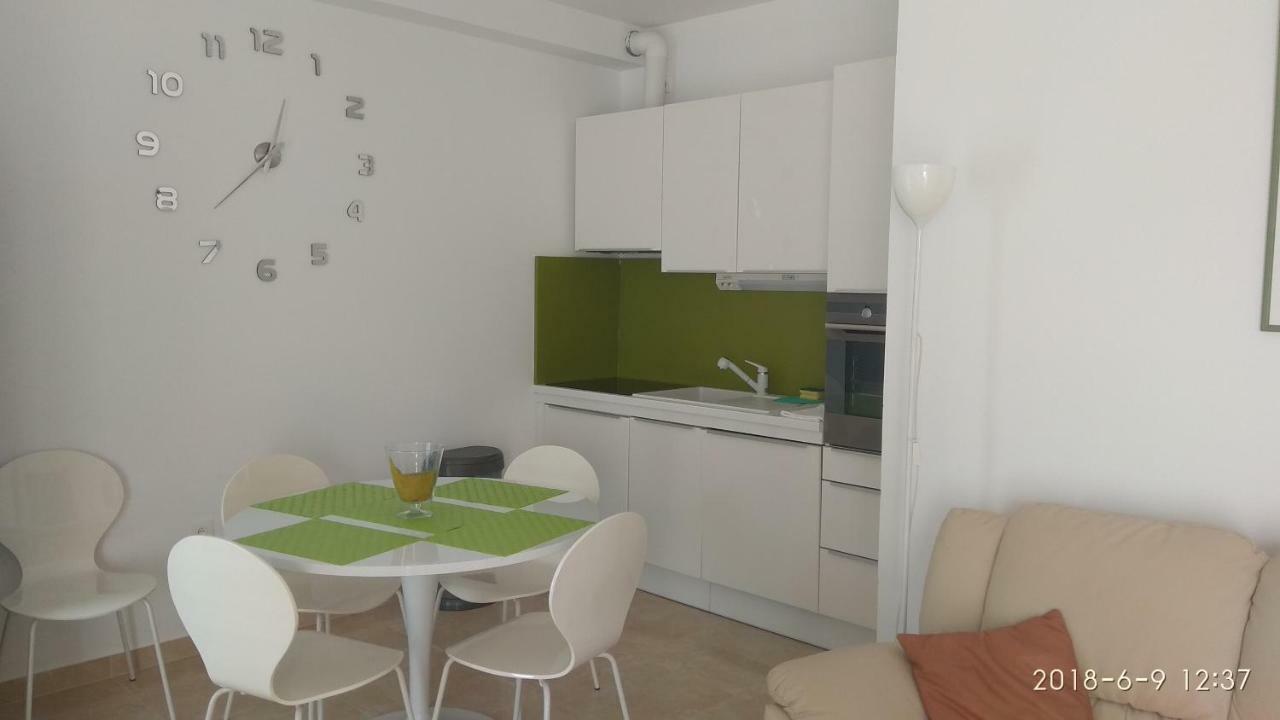 Apartments Niana With Heated Seawater Swimingpool Donji Okrug  Esterno foto