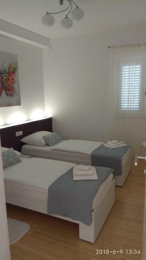 Apartments Niana With Heated Seawater Swimingpool Donji Okrug  Esterno foto